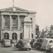 The Cenotaph in its original High Street location, c.1950