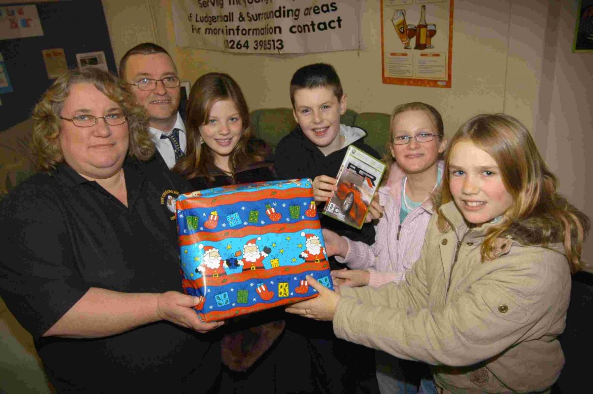 Queen's Head, Ludgershall presenting an Xbox to PreztoYouth 2008