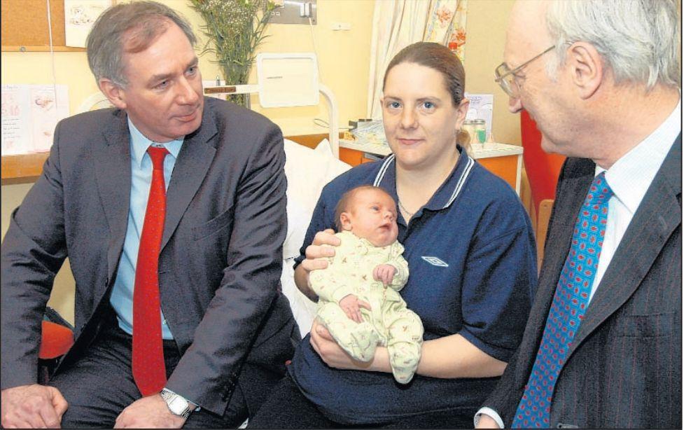 Geoff Hoon MP and Sir George Young chat to new mum
Emma Coombs from Saxon Fields, Andover, who is holding little
Caitlin Coombs (one-day-old).