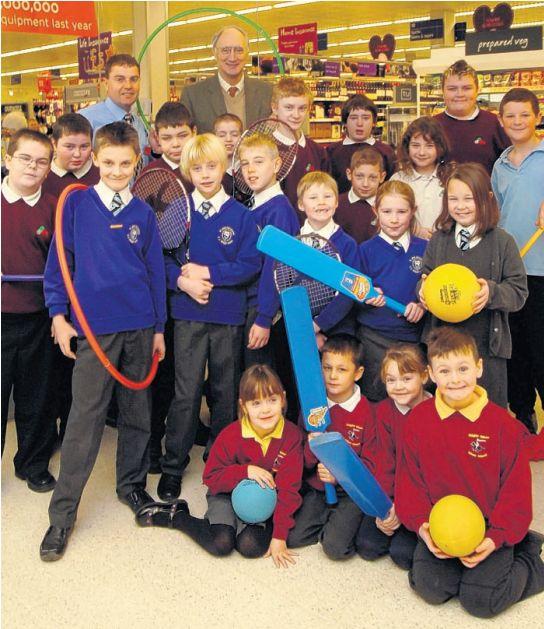 Andover MP Sir George Young and Sainsbury's store manager
Richard Hopkins meet children from St John the Baptist, Knights
Enham Infant and Mark Way Schools which are participating in the
Active Kids scheme.