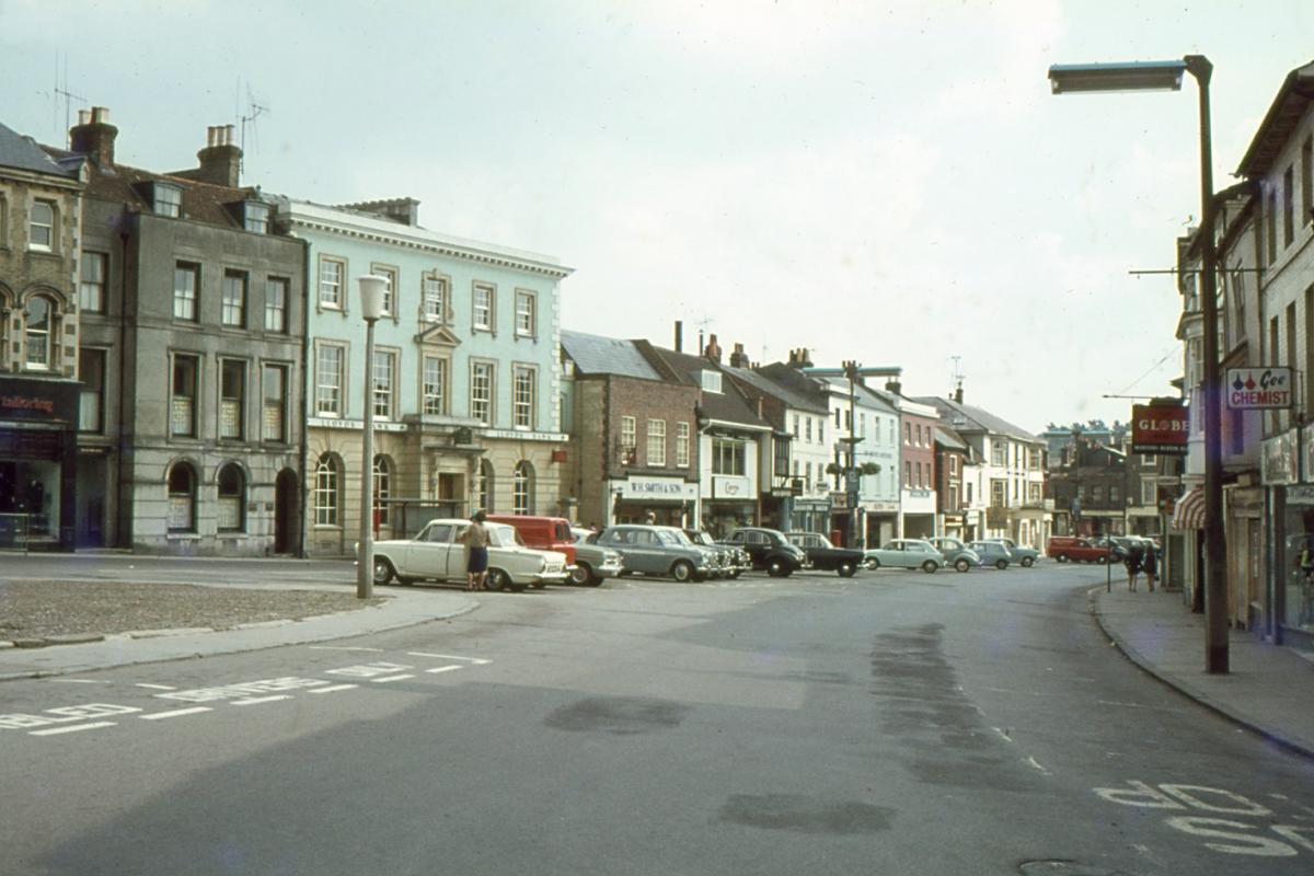 The High Street. Photo taken from entrance to West Street, which is today the entrance to the Chantry Centre. From the Jeffery Saunders collection.