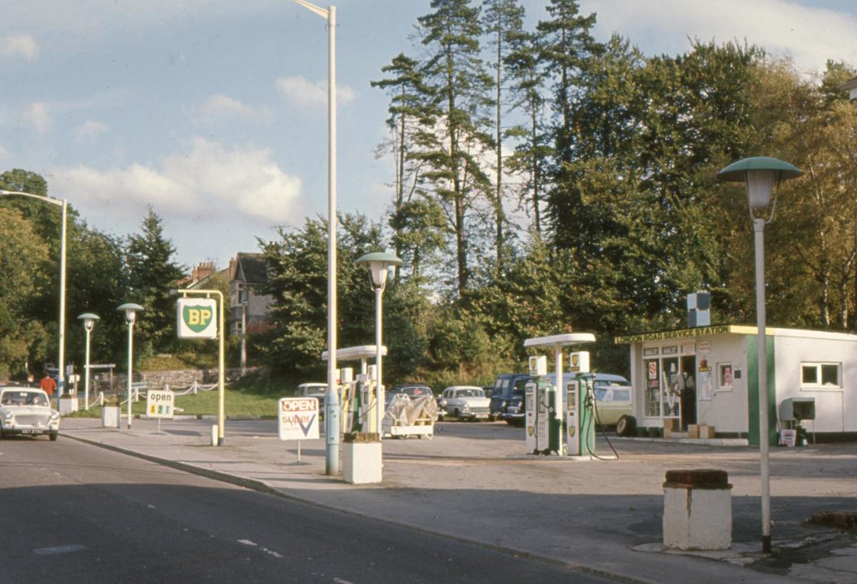 London Road Service Station. Today the site of Martins VW dealership. From the Jeffery Saunders collection.