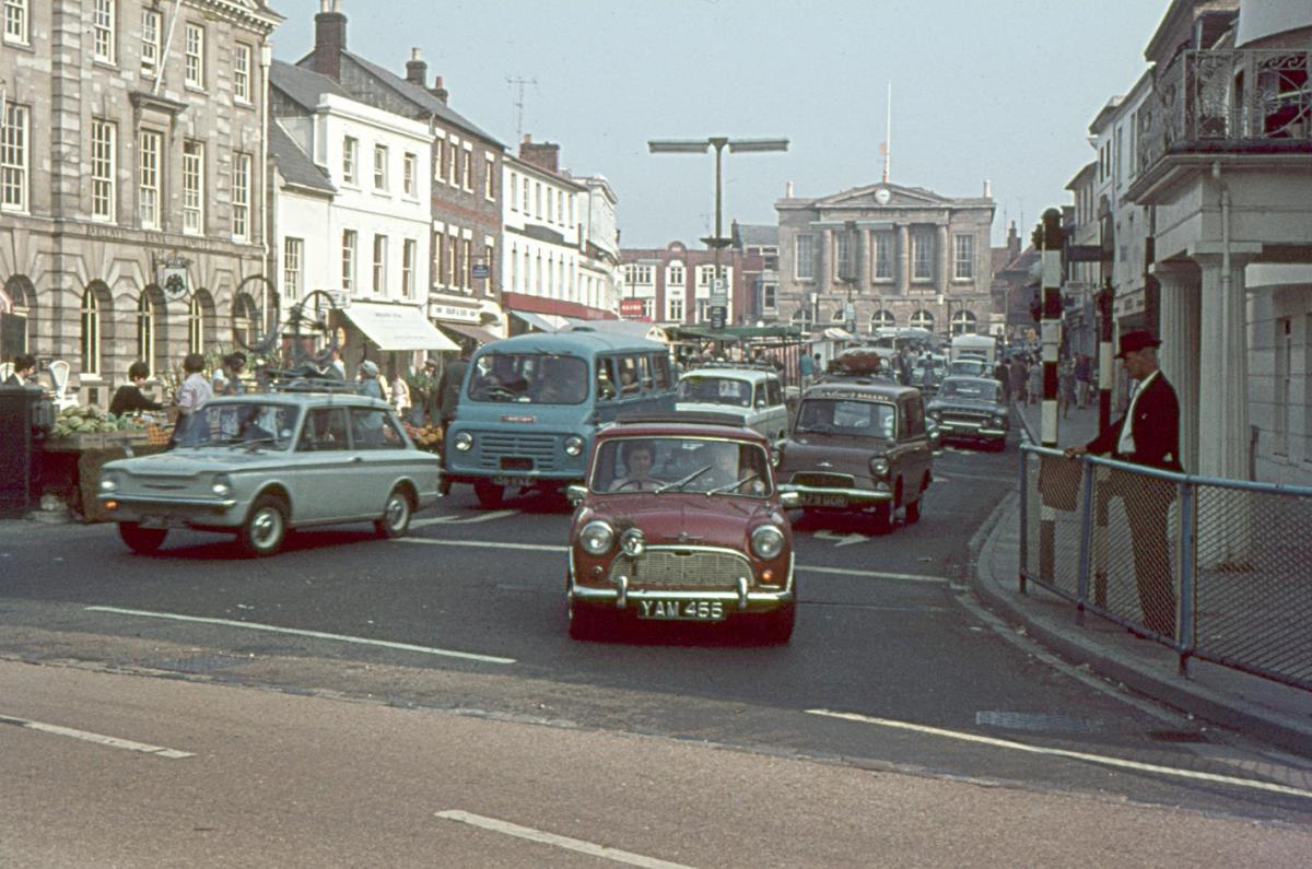 The northbound traffic went up the left hand side of the Lower Street, whilst the southbound went down the right hand side. The Upper High Street took two-way traffic!

With Swan Court in the background, the putting green and bowling green taken from th