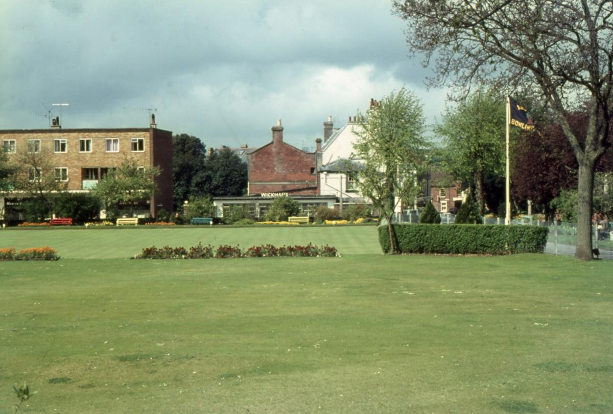 With Swan Court in the background, the putting green and bowling green taken from the Band Stand / Aviary.  Today the site of the Swan Court roundabout.

Picture from the Jeffrey Saunders collection