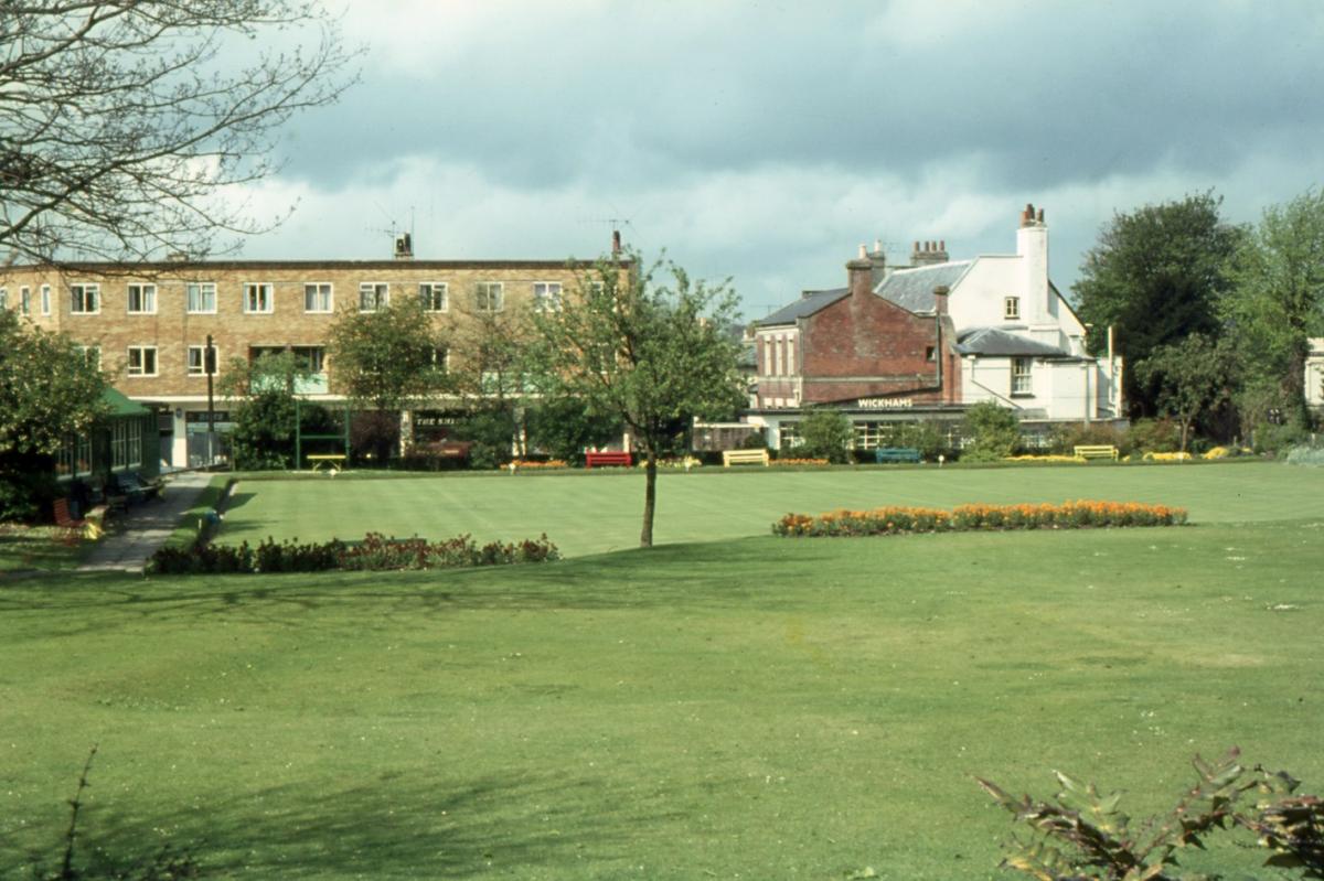 With Swan Court in the background, the putting green and bowling green taken from the Band Stand / Aviary.  Today the site of the Swan Court roundabout.

Picture from the Jeffrey Saunders collection