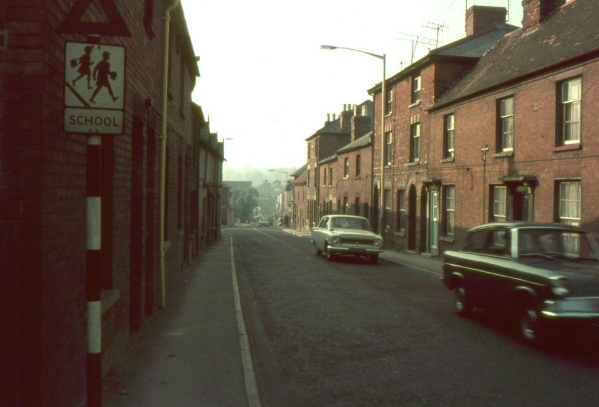 London Street, from the upper end of the street below where Martins Garage still stands.. The buildings on the right are long gone. Kings Meadow flats now stand behind todays hedge plantings.

Picture from the Jeffrey Saunders collection.
